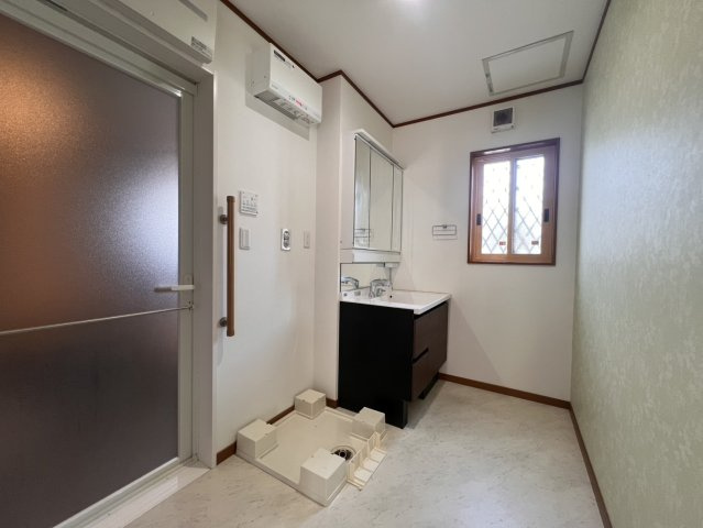 富士住建の注文住宅♪駅まで歩いて約10分、オール電化、作業スペースたっぷりU型キッチンのランドリースペース