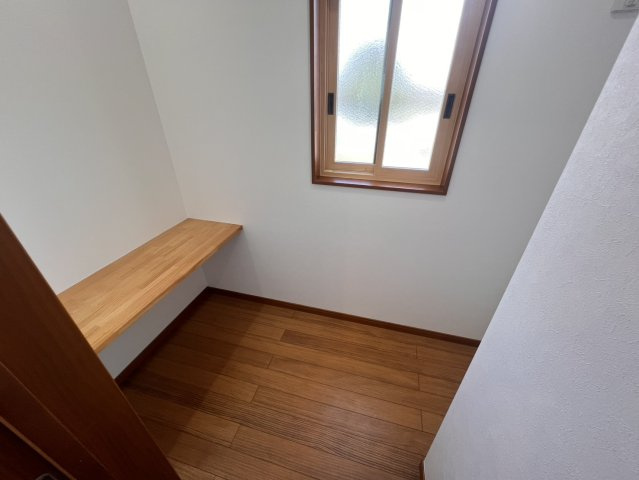 富士住建の注文住宅♪駅まで歩いて約10分、オール電化、作業スペースたっぷりU型キッチンの洋室