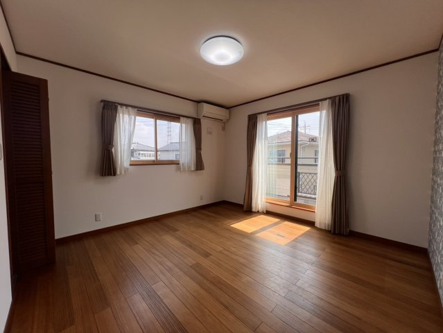 富士住建の注文住宅♪駅まで歩いて約10分、オール電化、作業スペースたっぷりU型キッチンの洋室|書斎