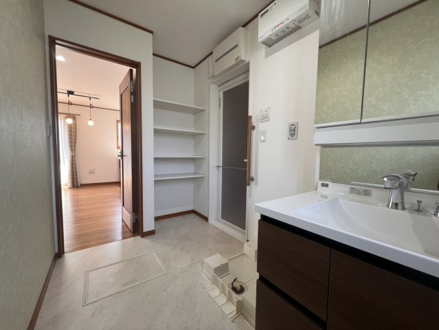 富士住建の注文住宅♪駅まで歩いて約10分、オール電化、作業スペースたっぷりU型キッチンのキッチン|パントリー