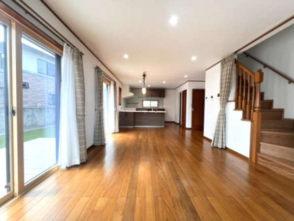 富士住建の注文住宅♪駅まで歩いて約10分、オール電化、作業スペースたっぷりU型キッチンの居間・リビング