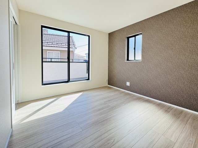 松戸市栗ケ沢新築戸建【栗ケ沢小学校：10分】の寝室|7.5帖寝室・アクセントクロス