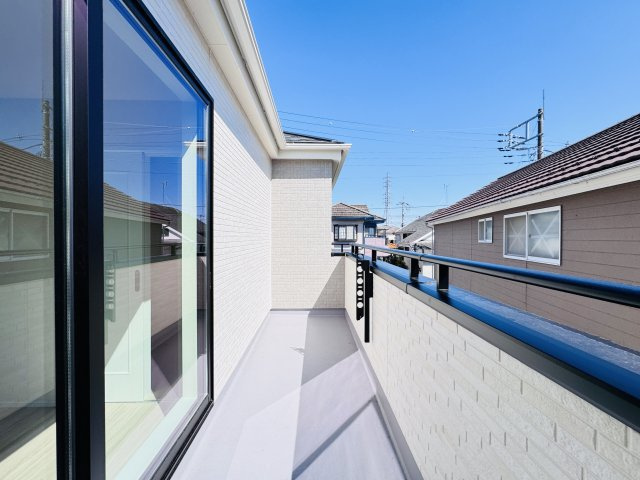 松戸市栗ケ沢新築戸建【栗ケ沢小学校：10分】のバルコニー|寝室前南向きバルコニー・日当たり良好♪