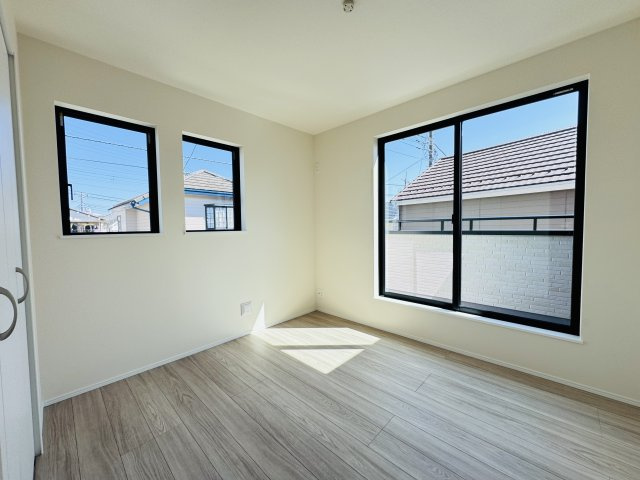 松戸市栗ケ沢新築戸建【栗ケ沢小学校：10分】の子供部屋|5.25帖洋室・南側バルコニー前の明るいお部屋です♪