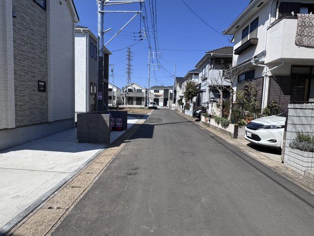 松戸市栗ケ沢新築戸建【栗ケ沢小学校：10分】の前面道路含む現地写真|東側前面道路