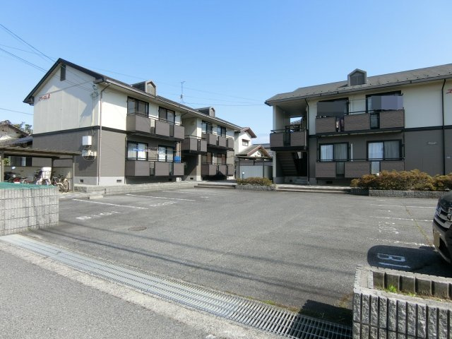 スティブルB棟の駐車場