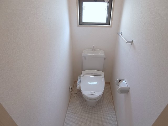 神戸市北区谷上南町のタウンのトイレ|温水洗浄便座付きのトイレ、小窓も完備