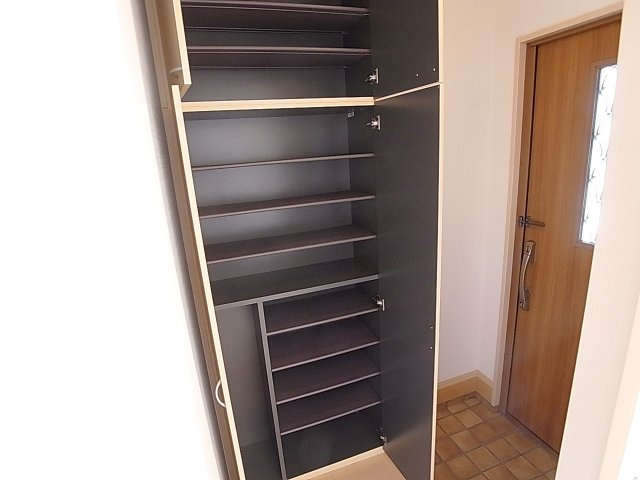 神戸市北区谷上南町のタウンの玄関|大きな靴箱も完備