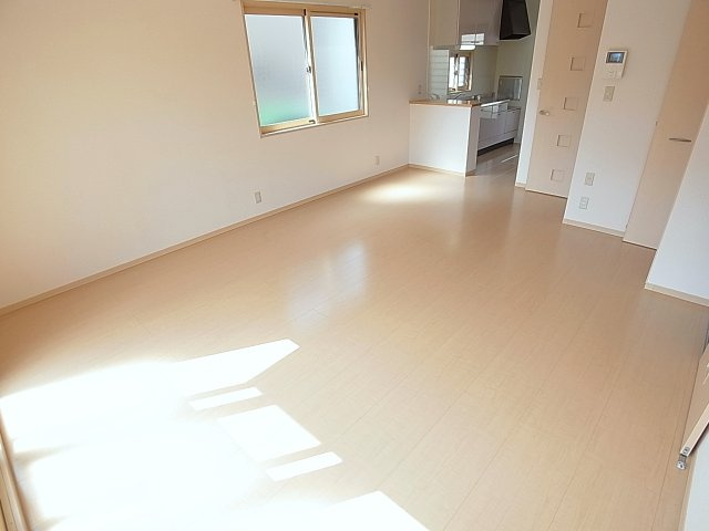 神戸市北区谷上南町のタウンの居間・リビング|明るさ、広さも魅力的なリビングスペース