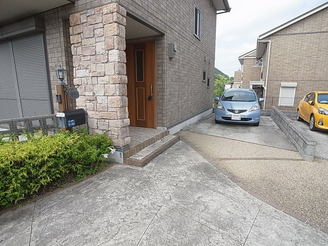 神戸市北区谷上南町のタウンの駐車場|敷地内駐車場、縦列駐車2台分無料です