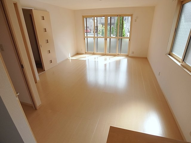 神戸市北区谷上南町のタウンの居間・リビング|日当たり良好で綺麗な室内はオススメ