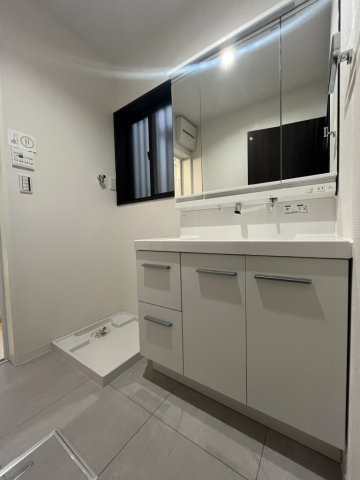 杉並区南荻窪二丁目戸建の洗面所|コンパクトで使いやすい洗面所