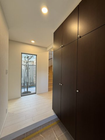 杉並区桃井一丁目戸建の玄関|ゆったりとした玄関です