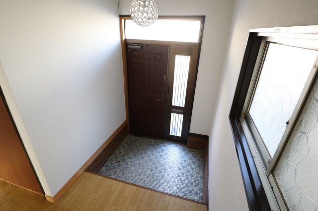 橿原市地黄町戸建の玄関