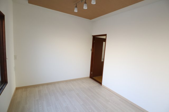 橿原市地黄町戸建の洋室