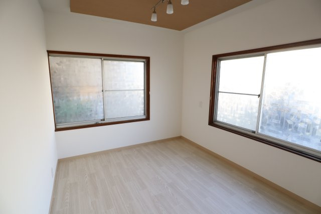 橿原市地黄町戸建の洋室