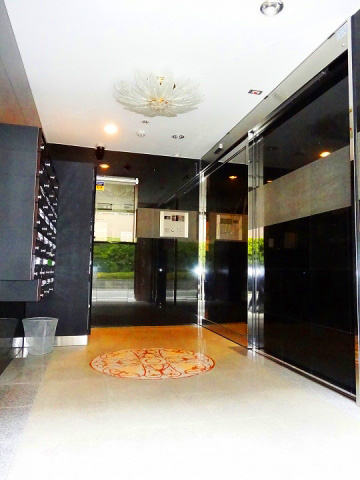 アマヴェル鷺ノ宮のエントランス|防犯カメラの付いたエントランスです。