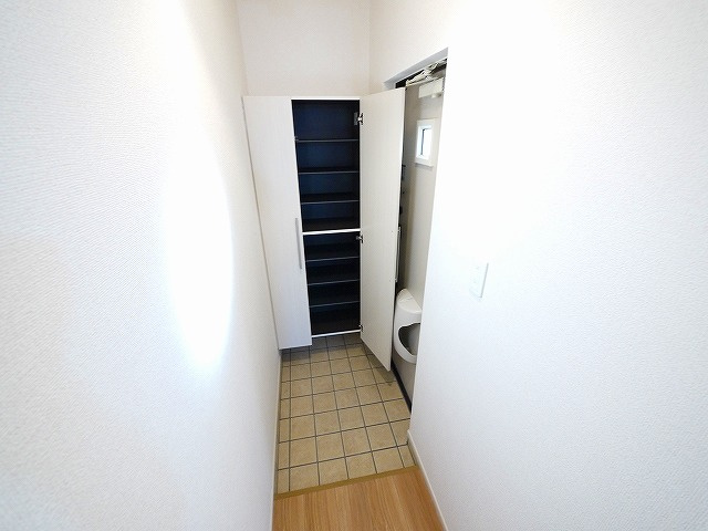 レガーメ　Ⅱの玄関|明るい玄関です