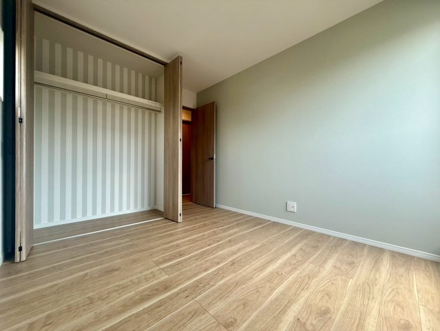 高知市一宮徳谷 新築建売の洋室|淡いアクセント壁が落ち着いた雰囲気をつくる洋室。大きなクローゼットで収納もたっぷり確保できます。