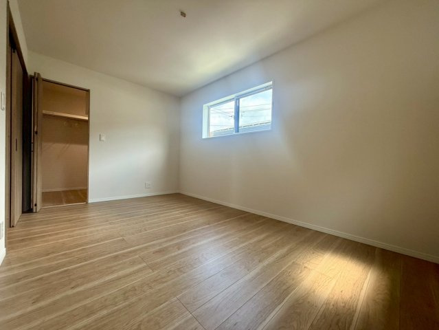 高知市一宮徳谷 新築建売の洋室|日差しがたっぷり届く快適な洋室。家具の配置がしやすいシンプルな間取りで、多用途に使えます。