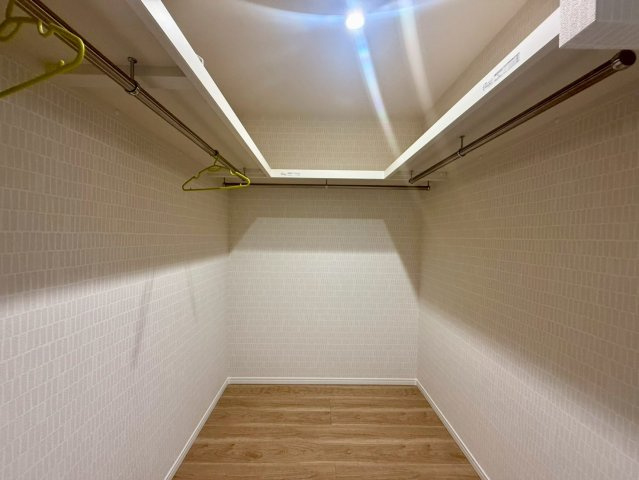 高知市一宮徳谷 新築建売の収納|衣類をたっぷり掛けられる大容量のWIC。整理しやすく、生活空間を常にスッキリ保つことができます。