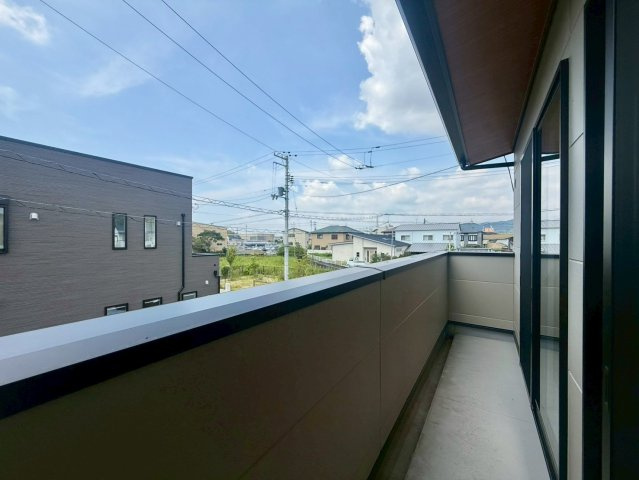 高知市一宮徳谷 新築建売のバルコニー|風通しの良いバルコニーで、洗濯物もすぐ乾く気持ちのいいスペース。心地よい景色も楽しめます。