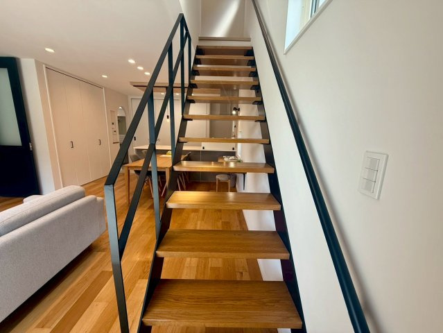 高知市一宮徳谷 新築建売のその他|木目の段板とアイアン手すりが美しいオープン階段。LDKに開放感とデザイン性をプラスします。