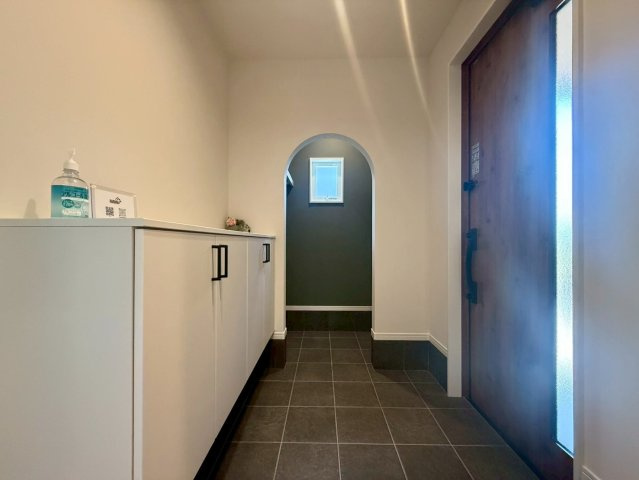 高知市一宮徳谷 新築建売の玄関|ゆとりある玄関スペースに、使い勝手の良い収納を備えた快適なエントランス。