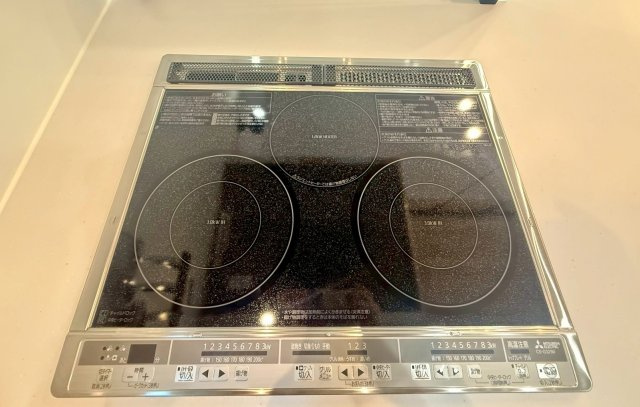 高知市一宮徳谷 新築建売のその他|フラットで掃除しやすいIHクッキングヒーター。火を使わないのでお子様のいるご家庭でも安心です。