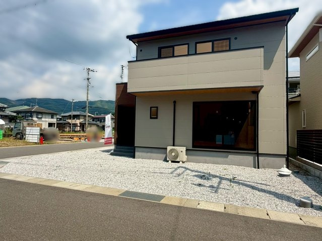 高知市一宮徳谷 新築建売の駐車場|ゆとりある前面スペースで駐車もスムーズ。来客時も安心の住まい。