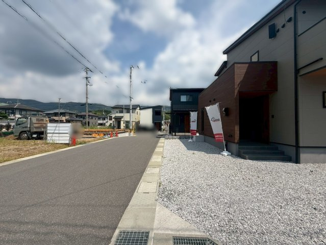 高知市一宮徳谷 新築建売の前面道路含む現地写真|駐車や車の出入りがしやすいゆとりある住環境。開放感のある街並みも魅力です。