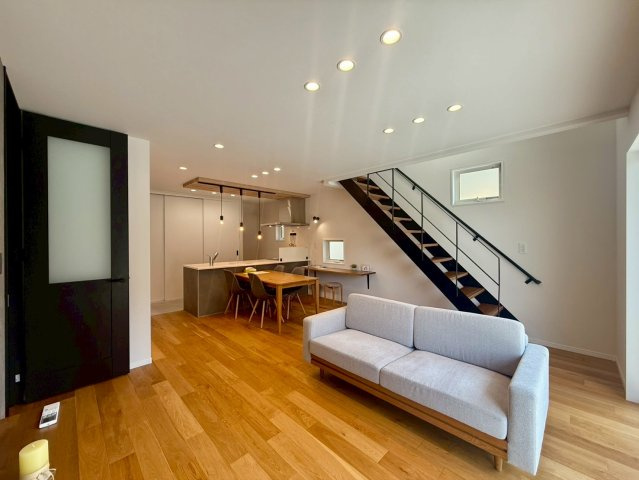 高知市一宮徳谷 新築建売の居間・リビング|開放的なLDKとアイアン階段が映える、デザイン性の高い住まい。