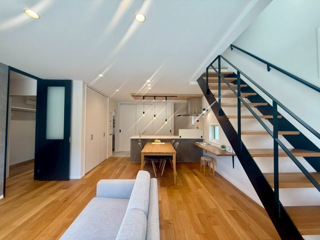 高知市一宮徳谷 新築建売の居間・リビング|キッチン・ダイニング・リビングが見渡せる開放的なLDK。デザイン性と暮らしやすさを兼ね備えています。