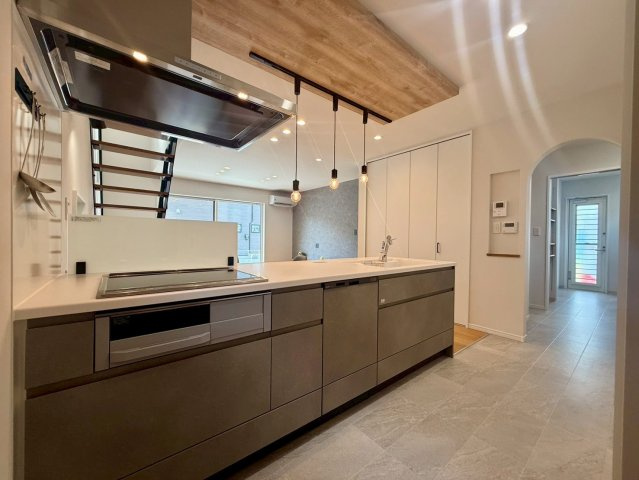 高知市一宮徳谷 新築建売のキッチン|作業スペース広々。収納量の多さが嬉しいキッチン。