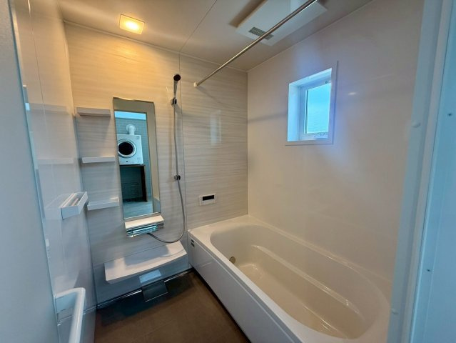 高知市一宮徳谷 新築建売の浴室|収納棚が充実した使いやすい浴室。窓から自然光が入り、湿気対策にも◎