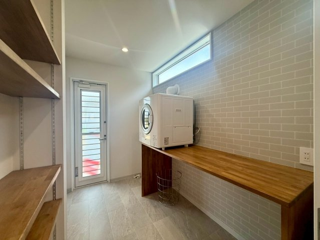 高知市一宮徳谷 新築建売のランドリースペース|カウンター付きのランドリールームで、洗う・干す・畳むが一か所で完結。家事効率がグッと上がります。