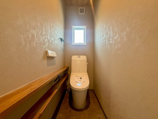 高知市一宮徳谷 新築建売のトイレ|ナチュラルな色味で落ち着いた雰囲気のトイレ。換気しやすい小窓があり、清潔感が長く続きます。