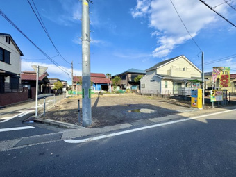 前面道路を含む現地の写真でございます。