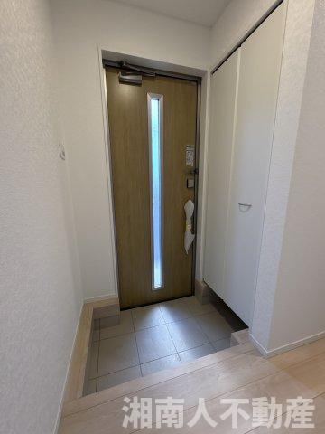 平塚市岡崎　新築戸建の玄関|落ち着いた玄関です