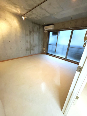 【洋室】 | グランデポンテ | エアコン付で快適に過ごせる洋室