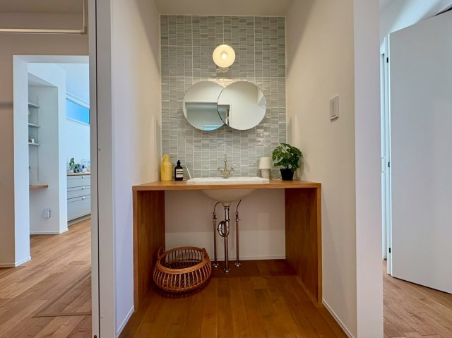 南国市大そね甲　未使用一戸建ての独立洗面台|木目×タイルで上品可愛い洗面台♡丸ミラーがアクセントにな⤴って、毎朝の支度も気分UP⤴