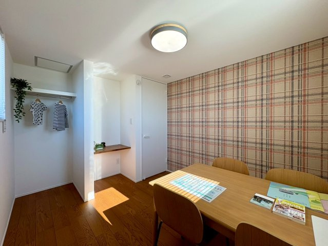 南国市大そね甲　中古一戸建てのその他|チェック柄のアクセントクロスが可愛い子ども部屋。オープンクローゼットとデスク付きで、収納も学習スペースも確保されています