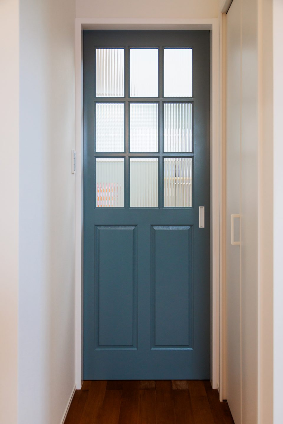 南国市大そね甲　未使用一戸建ての居間・リビング|ブルーグレーのリビングドアがインテリアの主役に♪ガラス格子からの光が優しく広がります♪