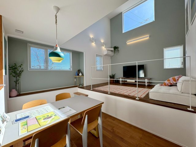 南国市大そね甲　未使用一戸建ての居間・リビング|高窓から光が降り注ぐスキップフロアの2階リビング。人目を気にせず明るく、湿気がこもりにくい快適空間で家族の時間を楽しめます。