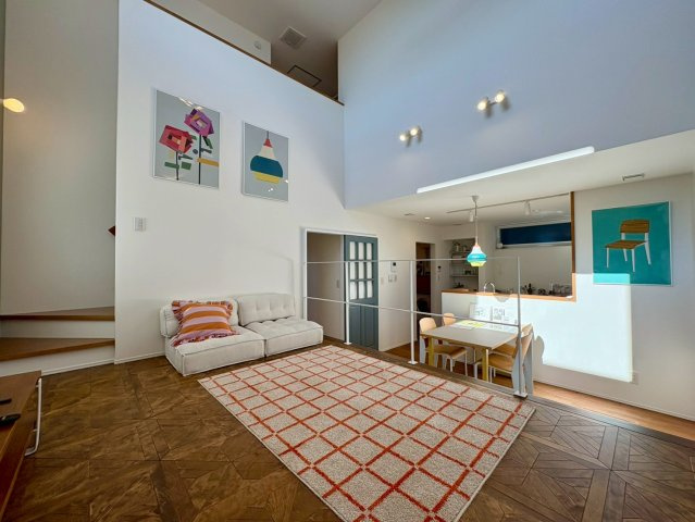 南国市大そね甲　未使用一戸建てのその他|キッチン横にダイニング、段差上には光あふれるスキップフロアのリビング。北欧テイストの彩りが映える、おしゃれで開放的なLDKです