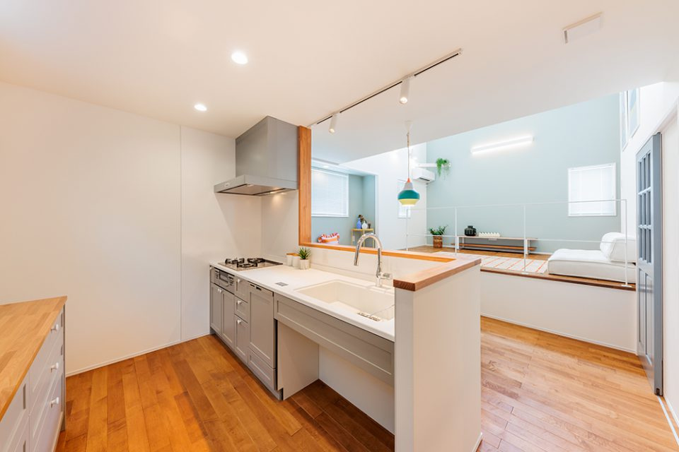 南国市大そね甲　中古一戸建てのキッチン|スキップフロアのリビングを望む対面キッチン。家族の様子を見守りながら調理でき、会話も弾む開放的な空間です