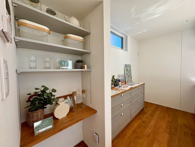 南国市大そね甲　未使用一戸建てのキッチン|木目天板×グレー扉のカップボードが可愛い♡パントリー付きでキッチン収納もバッチリ！