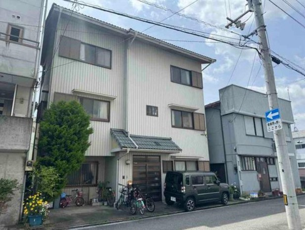 高知市二葉町　　中古一戸建ての外観|家族の多いご家庭にも安心の広さ。自転車やバイクも複数台置けます。