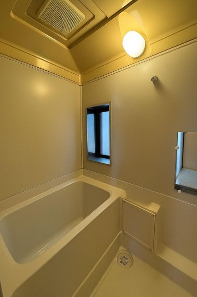 高知市二葉町　　中古一戸建ての浴室|外の光が入る明るいバスルームで、リラックス空間を実現