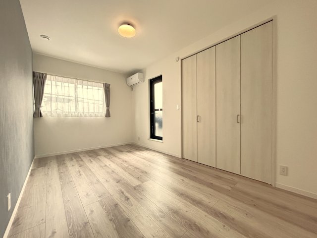 高知市潮新町　新築一戸建ての寝室|寝室にはバルコニーと扉付きのウォークインクローゼットがあります☆